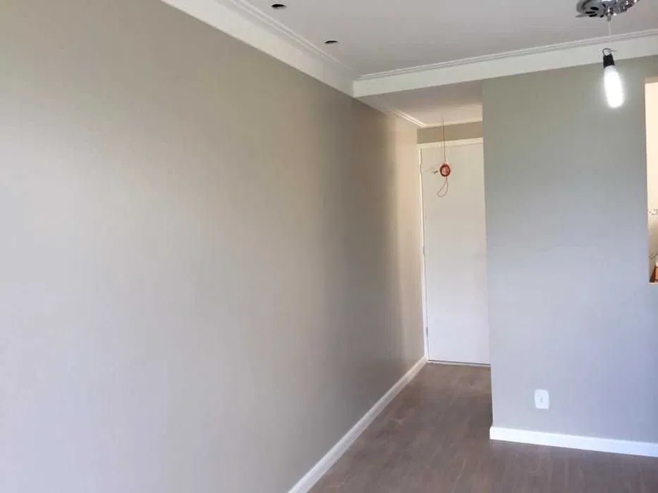 Paredes claras e acabamento de pintura em apartamento