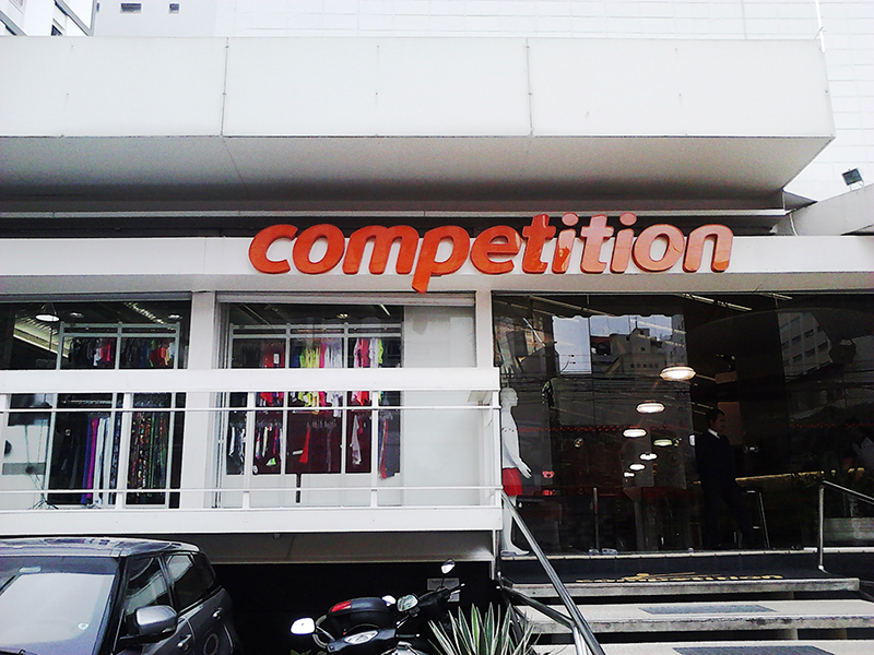 Fachada comercial presente no portfólio da Almeida Reis