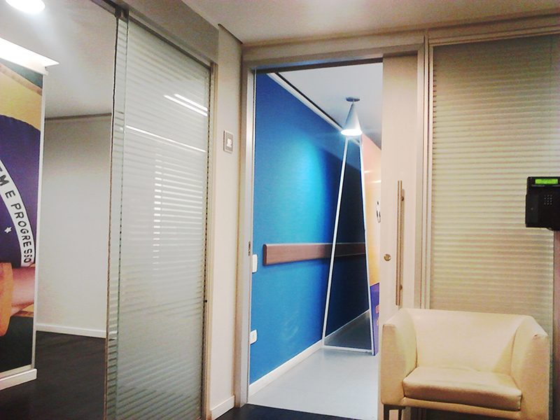 Detalhe de parede azul em ambiente comercial
