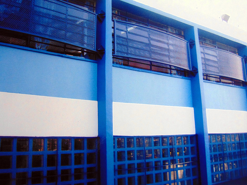 Fachada comercial pintada em azul e branco