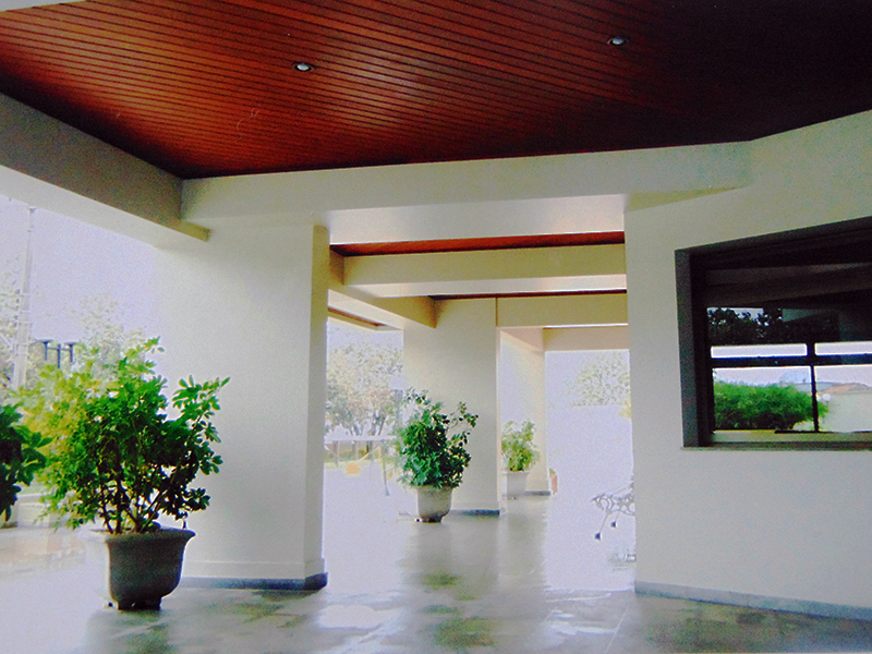 Área de entrada com pintura em tons claros