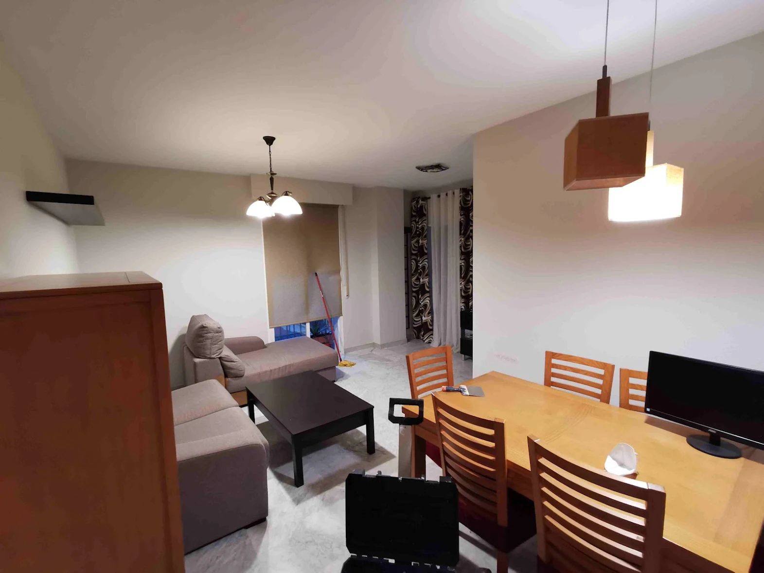 Sala de estar e jantar com paredes claras, do acervo de pintura residencial da Almeida Reis